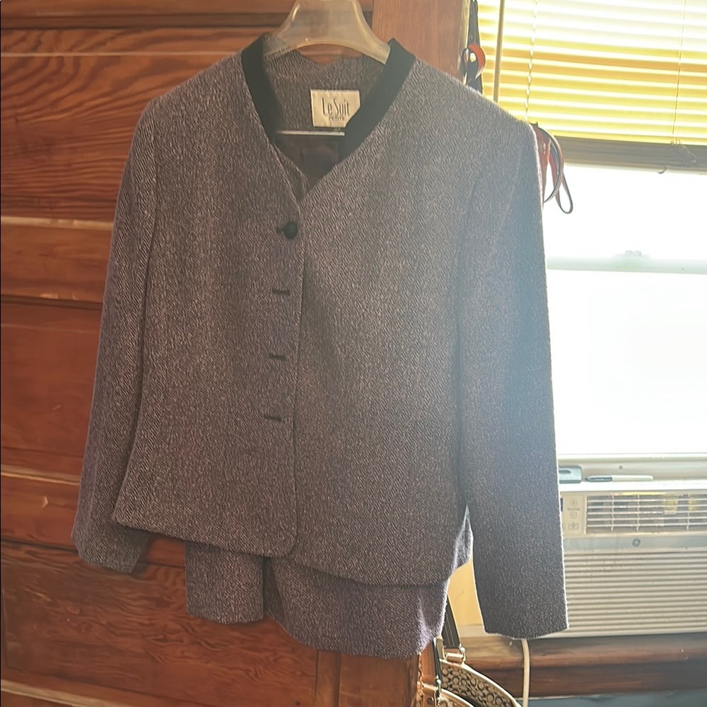 Chic Black Pencil Skirt with Sleek Silhouette